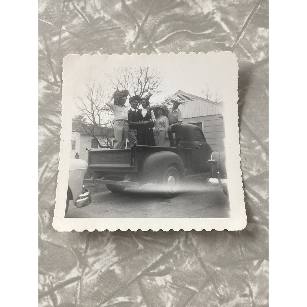 Vtg 1953 Easter Day Photo Group in Chevrolet Pickup Truck Deckle Edge 3.5x3.5